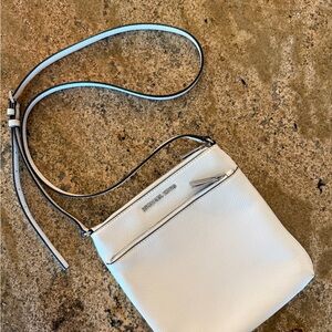 Michael Kors White Crossbody Bag Sleek Design